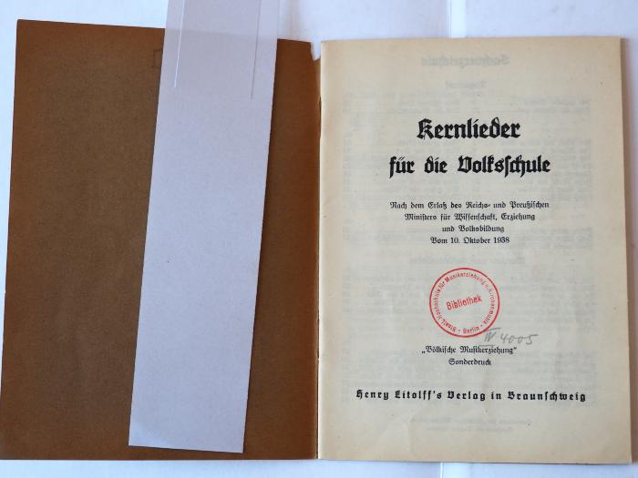 - (Staatliche Hochschule für Musikerziehung und Kirchenmusik, Berlin-Charlottenburg), Stempel: Ortsangabe, Name, Signatur; 'Staatl. Hochschule für Musikerziehung u. Kirchenmusik Berlin, Bibliothek
IV 4005'. 