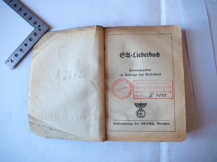 - (Staatliche Hochschule für Musikerziehung und Kirchenmusik, Berlin-Charlottenburg), Stempel: Inventar-/ Zugangsnummer, Name, Ortsangabe; 'Staatl. Hochschule für Musikerzeihung u. Kirchenmusik
Berlin-Charlottenburg
Inv.-Nr. IV 4088'. 