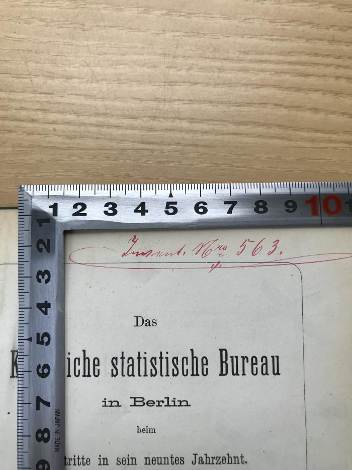 Q 427 (ausgesondert) : Königlich statistisches Bureau in Berlin beim Eintritt in sein neuntes Jahrzehnt (1885);- (Bibliothek des Reichs-Versichungsamts), Von Hand: Inventar-/ Zugangsnummer; 'Inventar No. 563.'. 