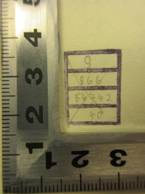 - (Erste Städtische Volksbücherei Neukölln), Stempel: Nummer; 'g
866
54742
40'. 