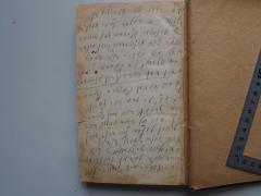 - (Ruschin, Günther), Von Hand: Notiz; 'עס רופט אם פעסטליחען (?) צו הייליגע פייערשטונדע (?) ערנסטער שטוממע אמן טרייעס (?)אאר צום אונפערריקנטגו בונדע זיי הט מוט געבעט דאס פעסט (?)ינד פועהט, עס קאממע ריינע עגען דען הופפענגען ענטגעגען אמ(?) זעגען גאטטעס קאמט העראב, טר זייא דער ךאחן דער טרייען, דיא פרייסונג (?)יץ ביז אין דאס גראב יטיגען ויעבע וויי הען. אויך וויג הונד שמערף, פוהרט היממעלוואיט. פעראיינט ניא רייע אונד טיידען. קאגן ני(?) ווירד נאפט זיא שייגען.'. 