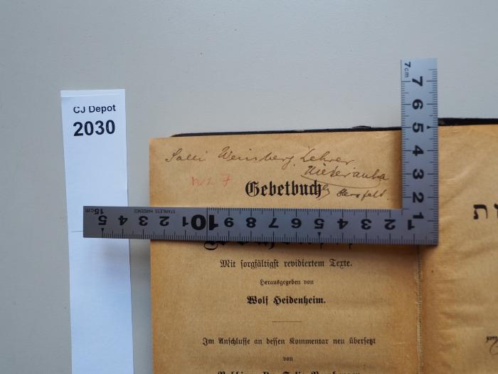 - (Weinberg, Salli), Von Hand: Name, Berufsangabe/Titel/Branche, Ortsangabe; 'Salli Weinberg, Lehrer
Niederaula b. Hersfeld'. 