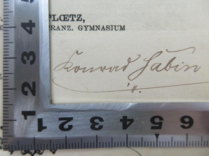 PK 0214 C/53 ax-1 (ausges.) : Elementarbuch der französischen Sprache ; nach einer Stufenfolge für die Einübung der Aussprache und mit Bezeichnung derselben für die Vokabeln (1893);- (Sabin, Konrad), Von Hand: Name; 'Konrad Sabin
'. 