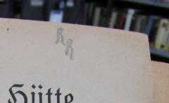 - (R., R.), Von Hand: Initiale; 'RR'. 