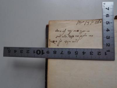 - (Kahn, Moses), Von Hand: Widmung, Notiz, Datum, Name, Ortsangabe; 'את הספר הזה גניתי שנת תחמ"א מאת אלמנה מחת זינגער, אשת הרב שלמה זינגער מק"ק דאמבאן
[= Dieses Buch wurde 1841 von der Witwe Singers gerettet, die Frau des Rabbiners Salomon Singer von Dambach(-la-Ville).]
'. 