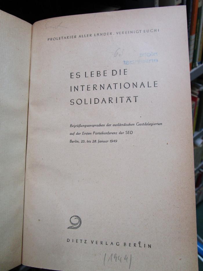 Fb 1078: Es Lebe die internationale Solidarität : Begrüßungsansprachen der ausländischen gastdeligierten auf der ersten PArteikonferenz der SED. Berlin, 25. bis 28. Januar 1949 (1949)