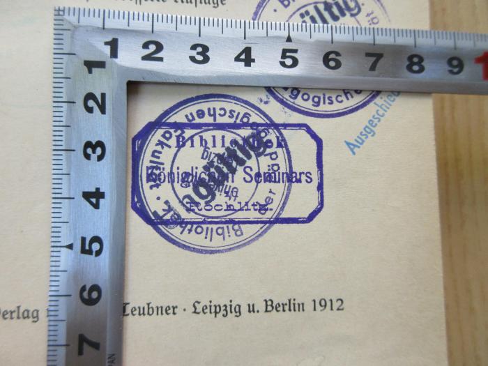 Es 34 3 : Grundfragen der Schulorganisation (1912);- (Bibliothek des Königlichen Seminars Rochlitz), Stempel: Name, Ortsangabe; 'Bibliothek des königlichen Seminars Rochlitz'. 