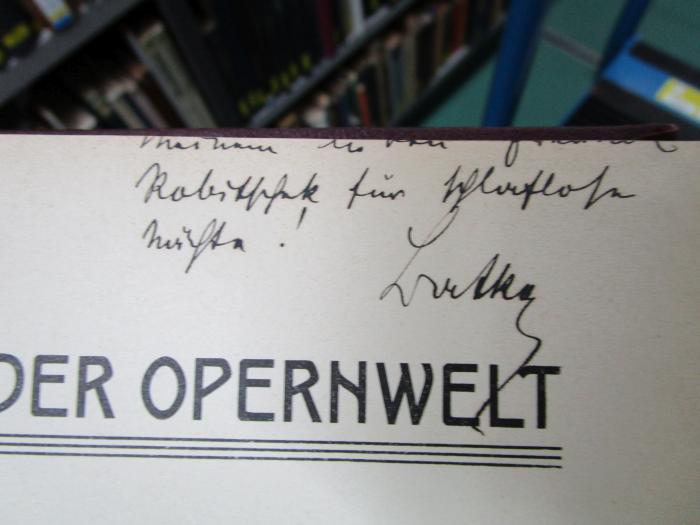 Dr 95: Aus der Opernwelt : Prager Kritiken und Skizzen (1907);K52 / 821 (Robitschek, [?];Batka, Richard), Von Hand: Widmung, Name; '[Meinem lieben Freund] Robitschek für schlaflose Nächte! Batka'. 
